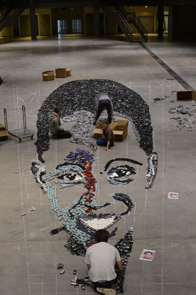 création de portrait géant de deux enfants avec 10'000 téléphones portables recyclés